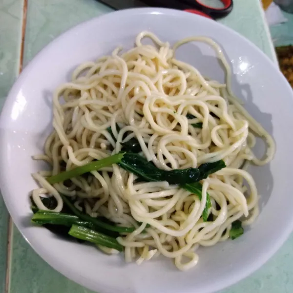 Masukkan mie dan sayuran, tambahkan kuah, aduk-aduk. Beri pelengkapnya ayam kecap kuning, kerupuk pangsit, bakso, acar timun, kriukan kulit ayam dan bawang goreng.