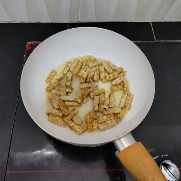 Potong tempe,lalu goreng hingga matang,angkat.