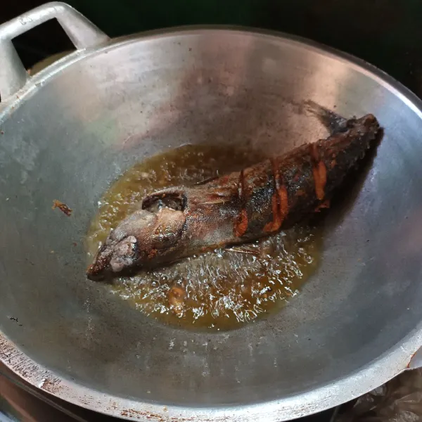 Kemudian panaskan minyak. Goreng ikan sampai matang kuning kecoklatan. Angkat dan tiriskan.