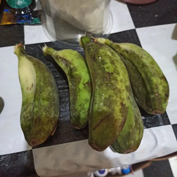 Siapkan pisang mentah.