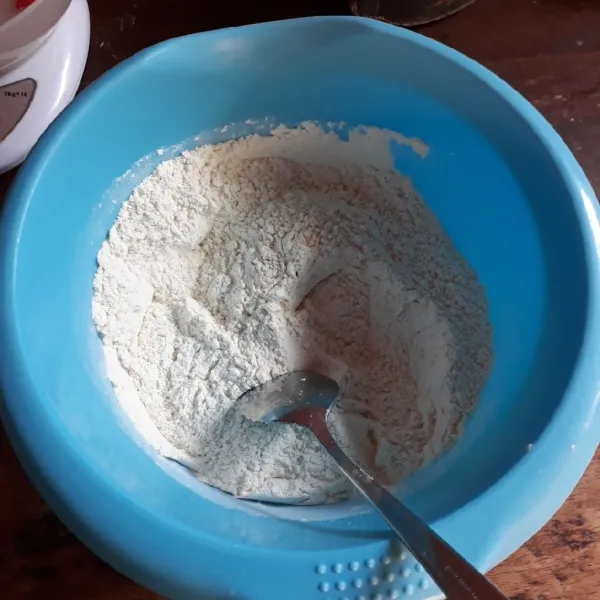 Campurkan tepung terigu, susu, gula, ragi dan garam, aduk rata.