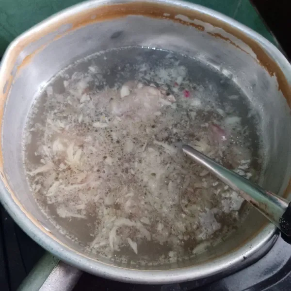 Masukkan tulang ayam, beri air, garam, gula dan kaldu bubuk.