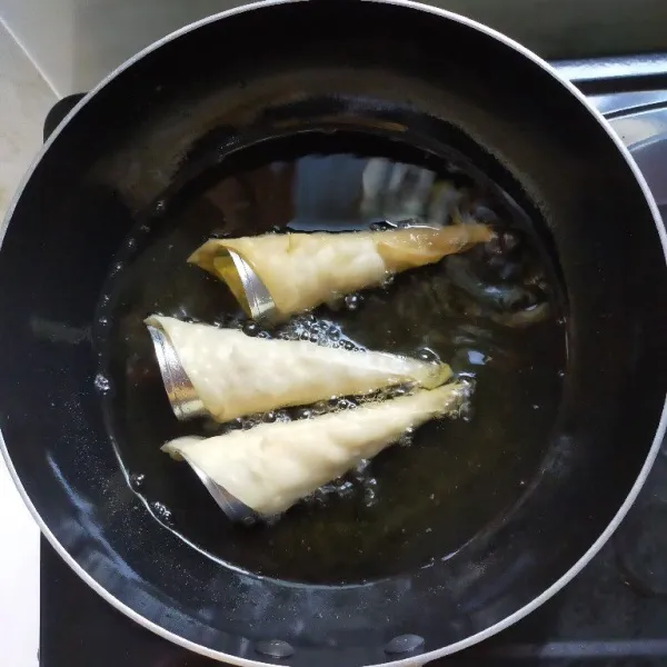 Panaskan minyak goreng,lalu goreng cone hingga matang, lepaskan cetakannya lalu sisihkan.