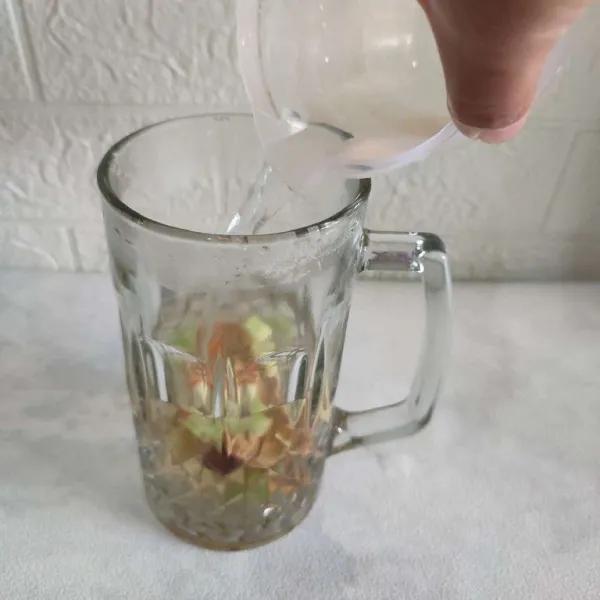 Tuang air panas ke dalam gelas berisi rimpang.