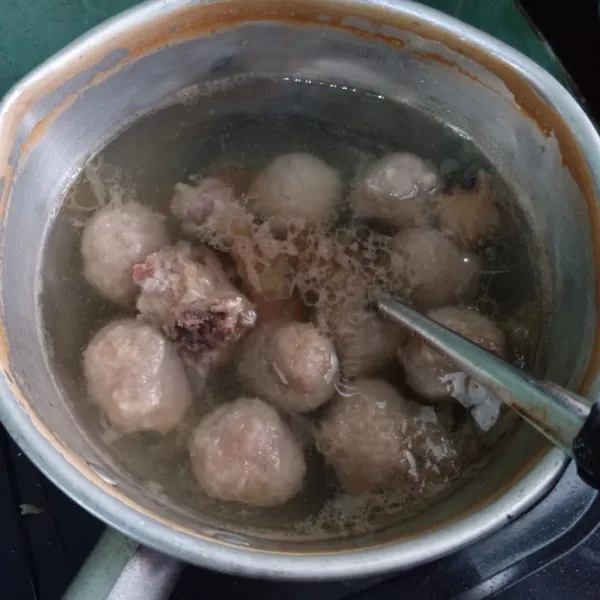 Masukkan bakso, biarkan mendidih.