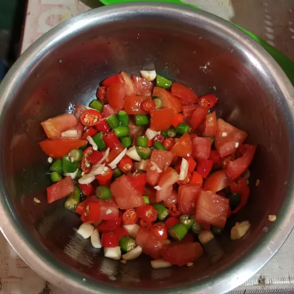 Lalu iris dan campurkan semua bahan irisan sambal. Aduk rata dan cicipi rasa.