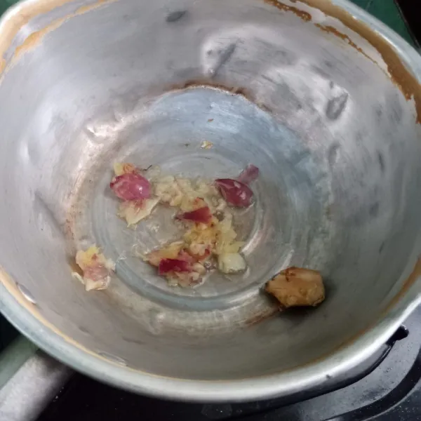 Tumis bawang merah, bawang putih dan jahe sampai harum.