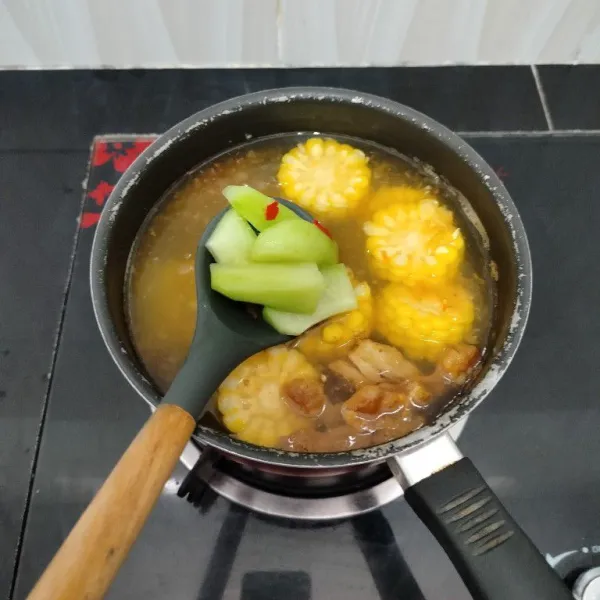 Kemudian masukkan manisa, gula pasir, kaldu bubuk dan garam. Aduk rata dan masak hingga manisa setengah layu.