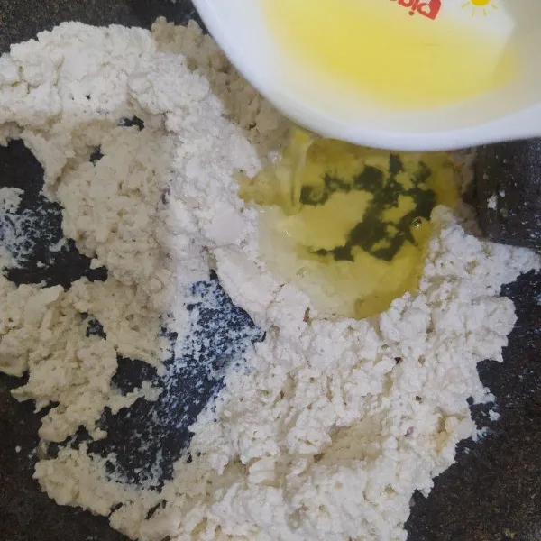 Tambahkan putih telur.