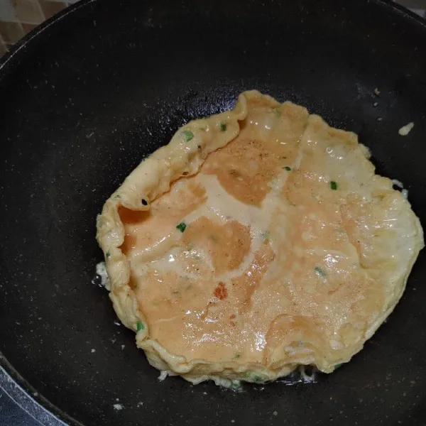 Kemudian buat dadar, masak sampai sedikit garing atau warnanya kecokelatan. Angkat.