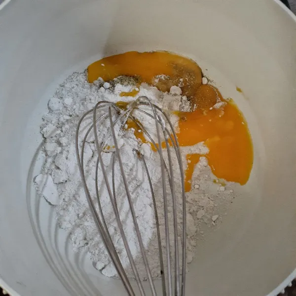 Kocok kuning telur, gula pasir, garam, vanili dan daun jeruk purut. Kocok hingga tercampur dengan baik.