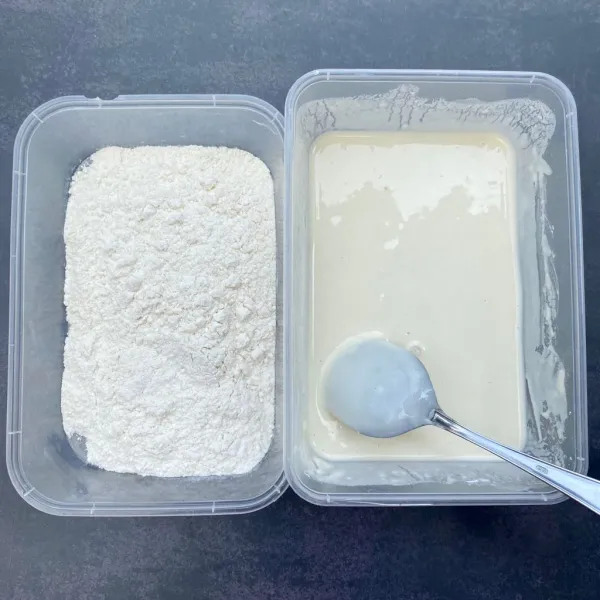 Campurkan tepung serbaguna dan tepung maizena, lalu bagi dua tepung dalam tempat terpisah. Tambahkan air untuk tepung basah.