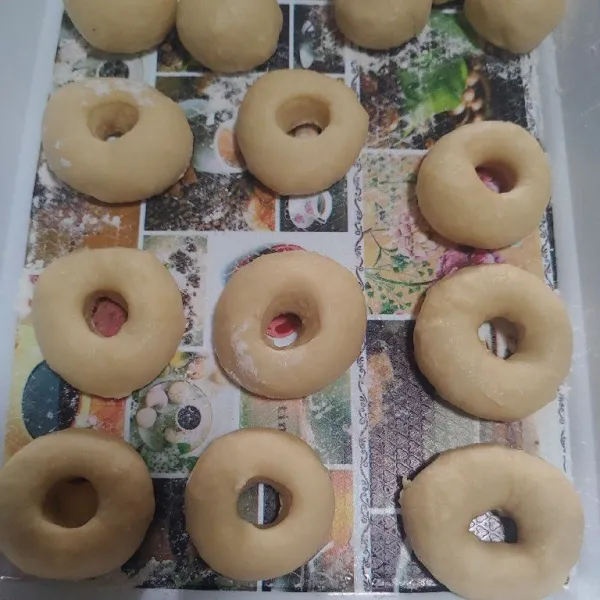 Beri lubang pada tiap donat.