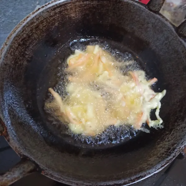 Panaskan minyak, ambil 1 sdm adonan. Lalu goreng hingga matang.