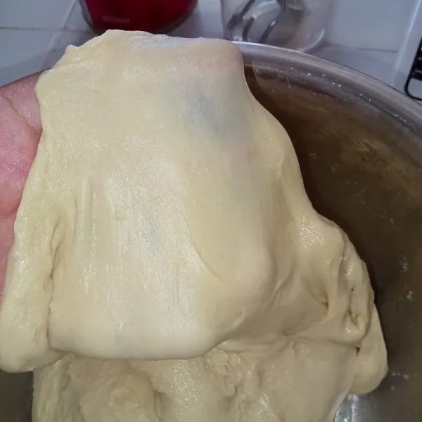 Masukkan butter dan garam uleni kembali hingga kalis elastis window pane. Proofing adonan 60 menit.