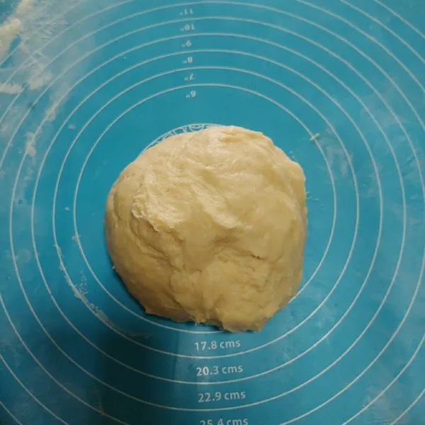 Setelah adonan kalis elastis, diamkan sampai adonan mengembang sekitar 25 menit.