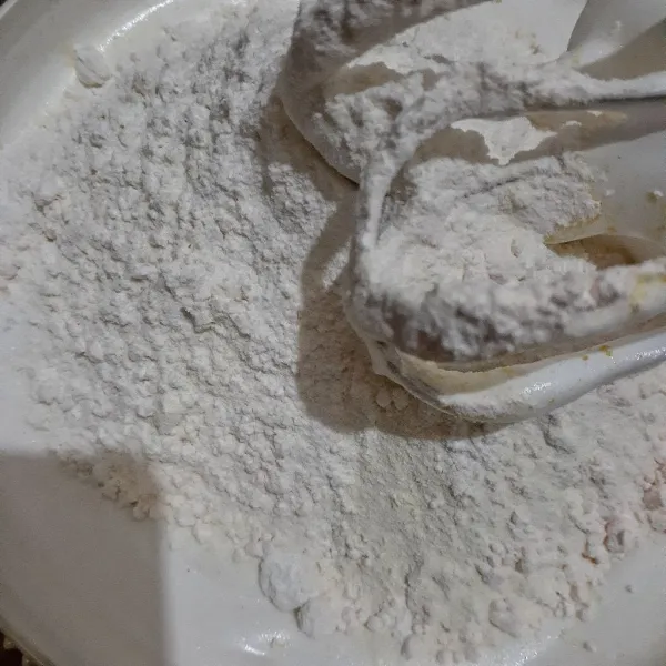 Campur jadi satu dan ayak tepung terigu, tepung custard, vanili dan baking powder. Sisihkan

Tambahkan ayakan tepung pada adonan putih telur secara bertahap. Dan mixer dengan kecepatan terendah selama 3 menit. Pastikan hanya 3 menit. Matikan mixer.