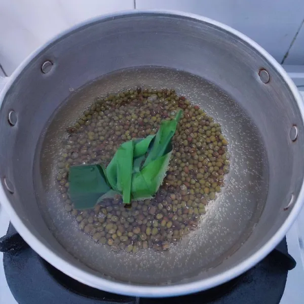 Rebus kacang hijau hingga empuk.