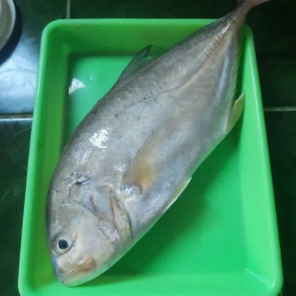 Cuci bersih ikan lalu potong.