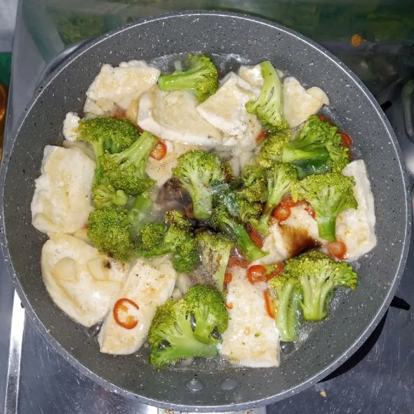 Masukkan brokoli dan sedikit air. Kemudian tambahkan seasoning. Masak sampai matang.