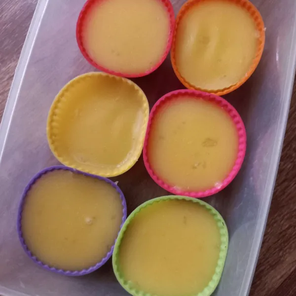 Masukan ke dalam cetakan, kemudian angin-angin. Setelah itu masukan ke dalam kulkas dan siap disajikan. Bisa ditambahkan toping lain misal ditambahkan taburan bubuk coklat atau fla susu di atasnya, untuk menambah rasa.