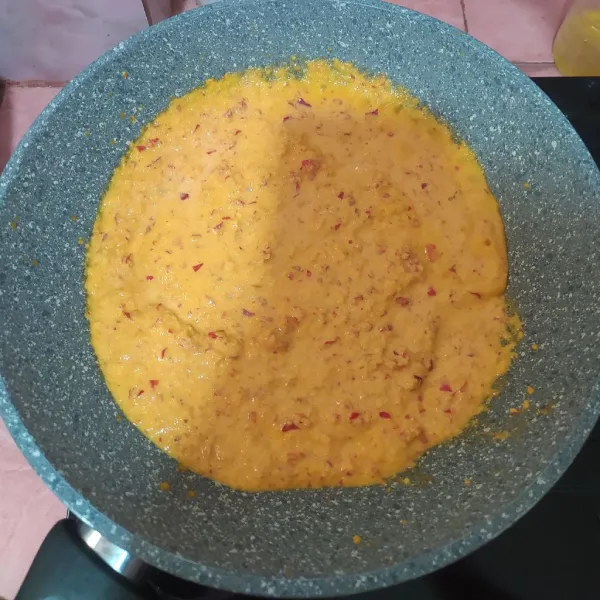 Tuang ke dalam wajan, tumis dengan api sedang.