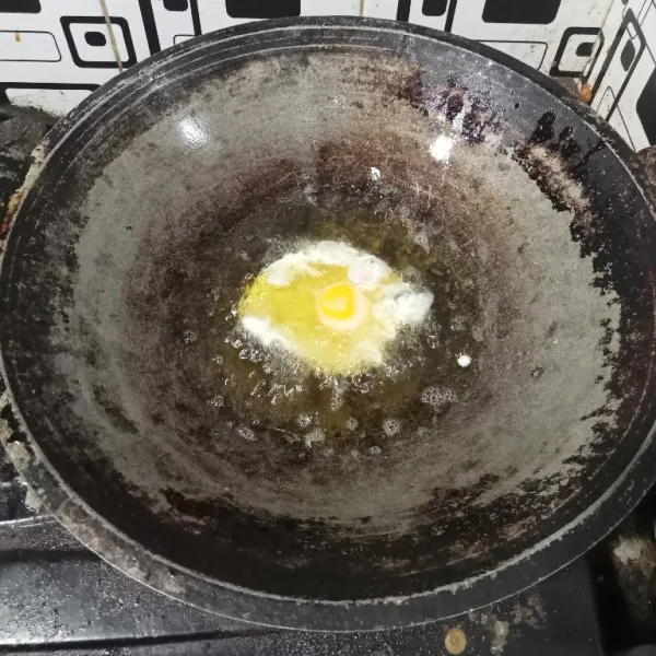 Goreng telur, cukup setengah matang saja.