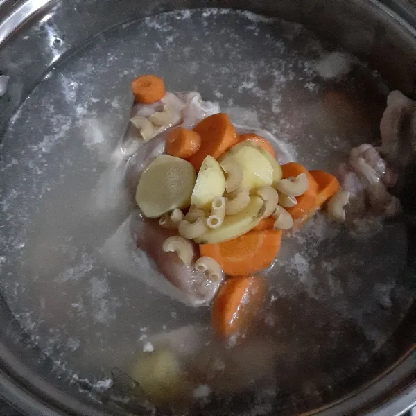 Masukkan daging ayam, makaroni, kentang dan wortel. Masak hingga mendidih.