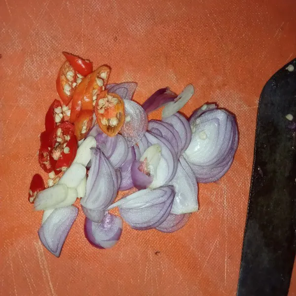 Iris bawang putih, bawang merah, dan cabai rawit.