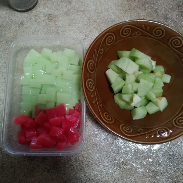 Setelah jelly dingin, potong dadu kecil, begitu juga dengan buah melon dan jelly coco pandan.