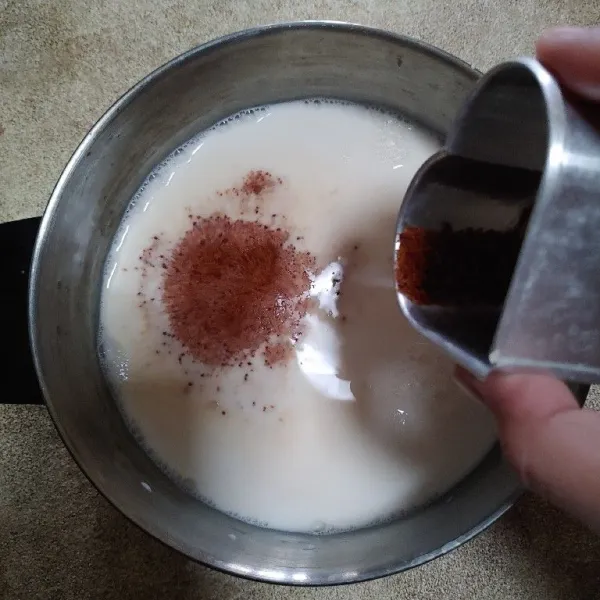 Masukkan susu cair ke dalam panci, tambahkan palm sugar dan cokelat bubuk.