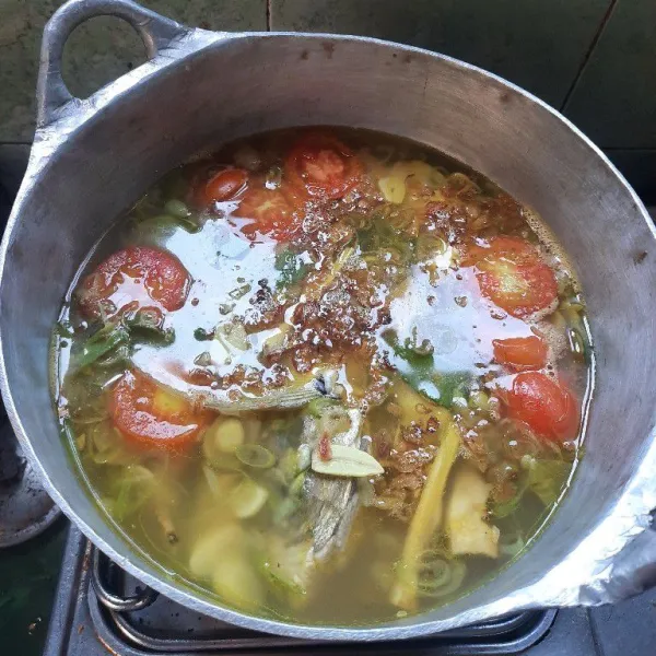 Setelah matang matikan api, masukan tomat dan taburi dengan bawang goreng, sup ikan siap disajikan.