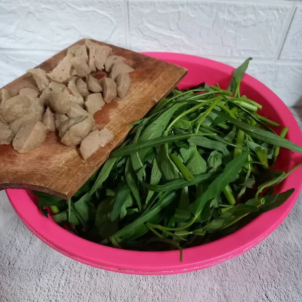 Petiki kangkung dan iris bakso.