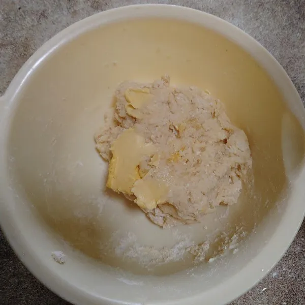 Kemudian masukkan margarin, uleni hingga adonan kalis.