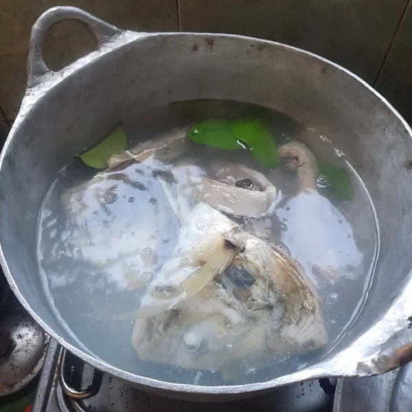 Siapkan air masukan ikan dan daun jeruk.