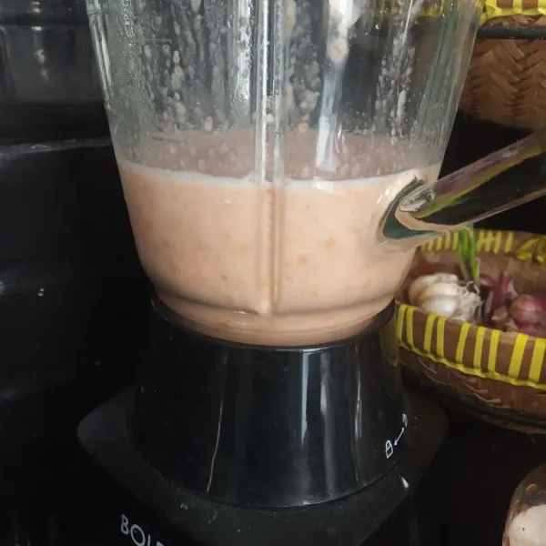 Kemudian haluskan dengan blender.