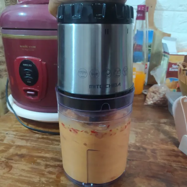 Proses hingga halus. (Untuk hasil yang lebih halus, gunakan blender khusus bumbu).