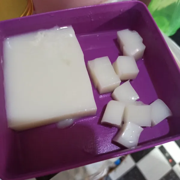 Siapkan jelly susu, lalu potong kotak kecil.