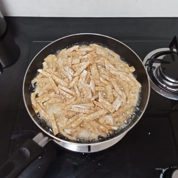 Lalu goreng hingga matang, angkat, sisihkan