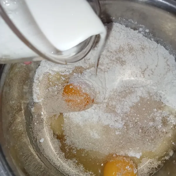 Campur semua bahan menjadi satu kecuali butter dan garam. Uleni menggunakan mixer hingga kalis.