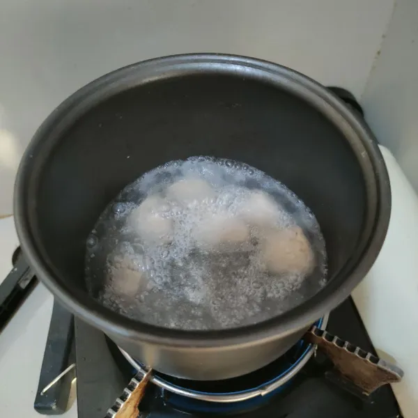 Rebus bakso dengan air, hingga bakso mengapung.
