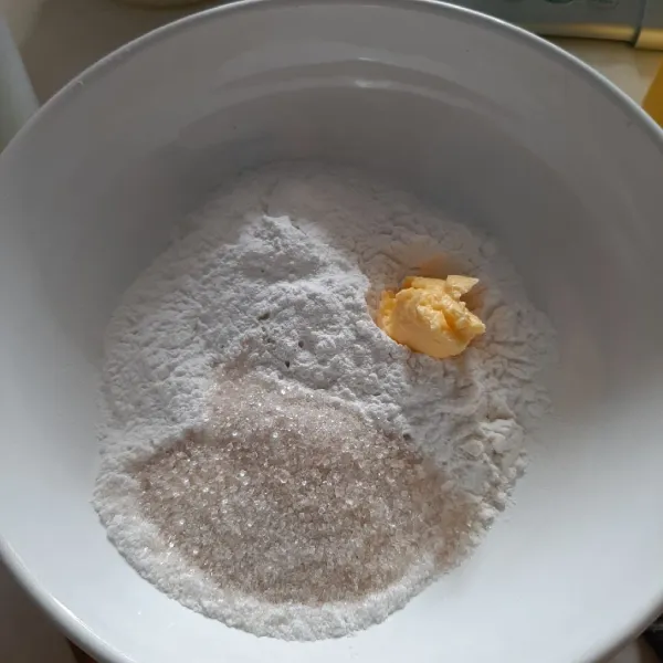 Campurkan tepung ketan, tepung terigu, gula pasir, garam dan margarin.