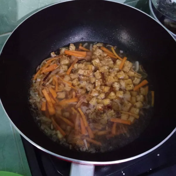 Masukkan tempe, masak hingga bumbu meresap.