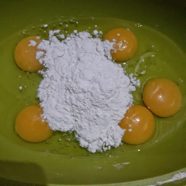 Campur telur dan tepung terigu lalu kocok rata dan saring.