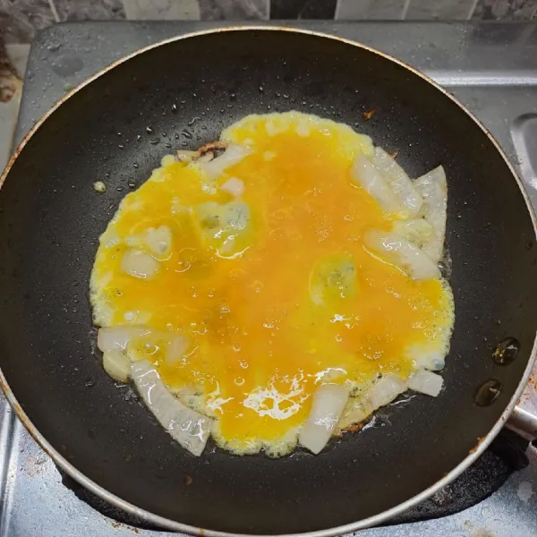 Kocok telur, garam dan merica bubuk, tuang dalam tumisan bawang bombay.