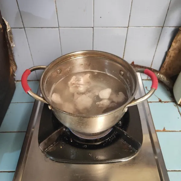 Rebus air hingga mendidih, lalu masukkan potongan ayam.