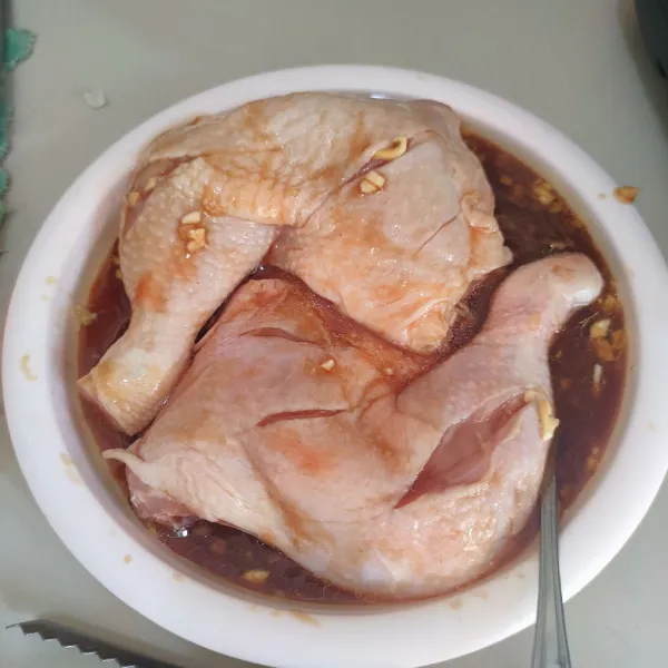 Sisit bagian daging pada paha ayam, marinasi dengan bumbu minimal 15 menit.
