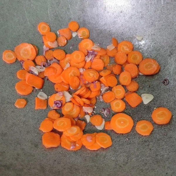 Masukkan wortel. Tambahkan secukupnya air, merica bubuk, garam, gula, dan kaldu bubuk. Masak sampai wortel setengah matang.
