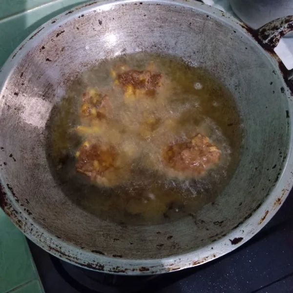 Goreng sesendok demi sesendok dengan minyak panas hingga matang.