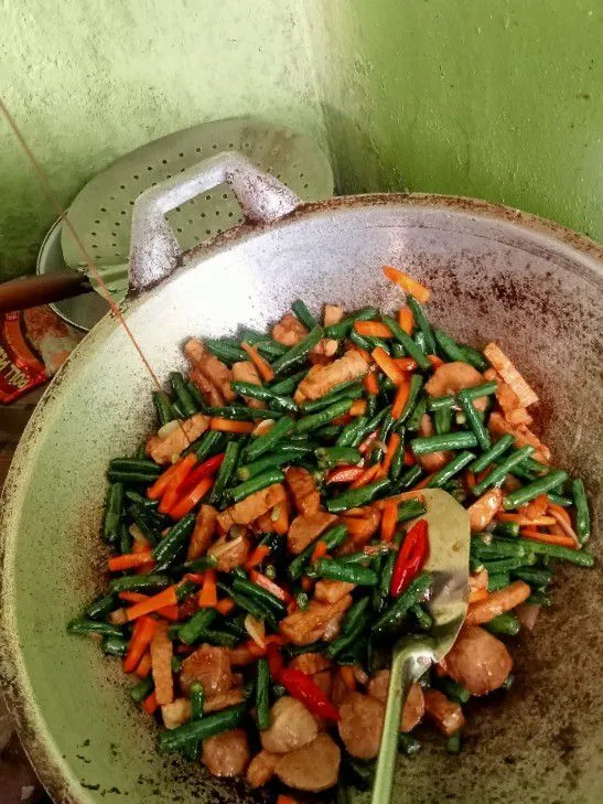 Tambahkan kecap,dan bumbu seperti garam dan penyedap sesuai selera.